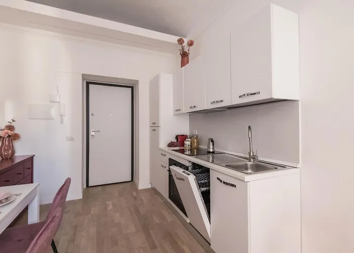 The Rent - Modern Two-bedroom Near Termini